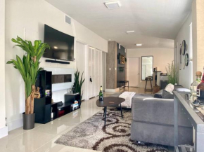 Modern Home w Jacuzzi Near Wynwood-Design District-MIA Airport